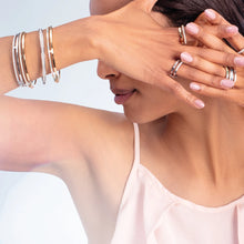 Load image into Gallery viewer, Coeur De Lion Eternal Unity Bangle - Gold Crystal