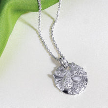 Load image into Gallery viewer, Kit Heath Blossom Flyte Honey Flower Disc Necklace