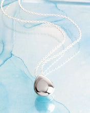Load image into Gallery viewer, Kit Heath Coast Pebble Smooth Grande Necklace