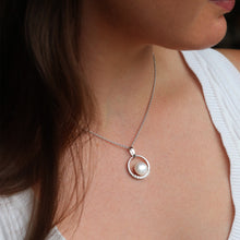 Load image into Gallery viewer, Jersey Pearl Circle Necklace
