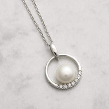 Load image into Gallery viewer, Jersey Pearl Circle Necklace
