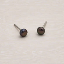 Load image into Gallery viewer, Jersey Pearl Signature Pearl Studs - 5mm Peacock
