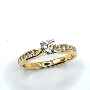 18ct Gold Diamond Solitaire with Diamond Shoulders.