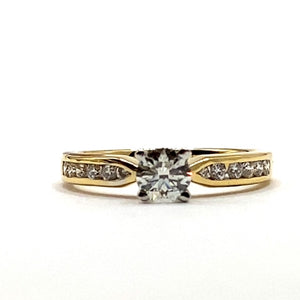 18ct Gold Diamond Solitaire with Diamond Shoulders.