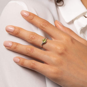 9ct White Gold Peridot and White Topaz Ring