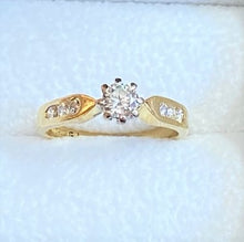 Load image into Gallery viewer, Secondhand 18ct Gold Diamond Ring
