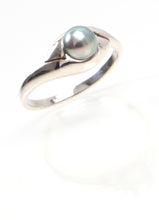Load image into Gallery viewer, 9ct White Gold Black Freshwater Pearl Ring
