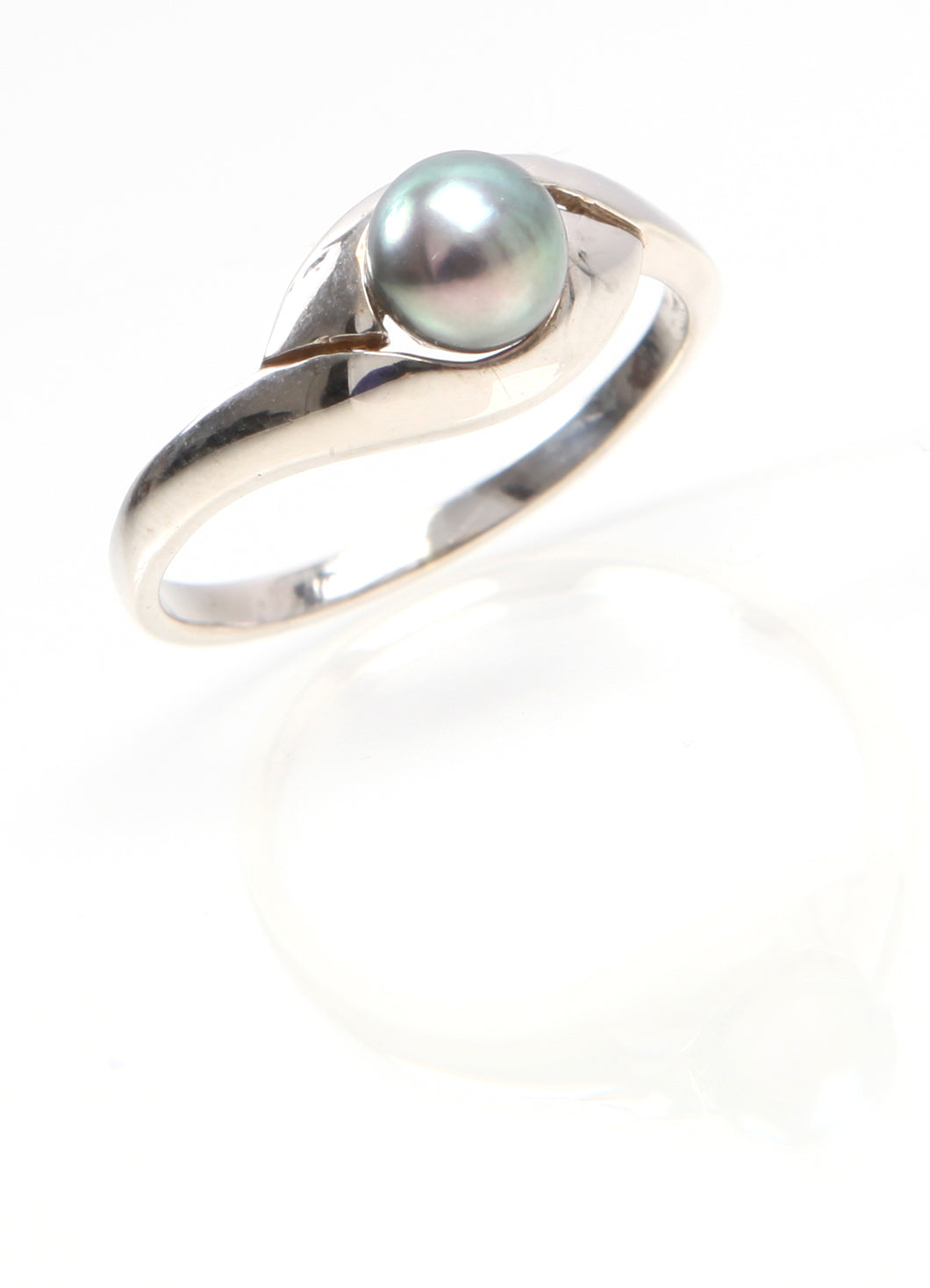 9ct White Gold Black Freshwater Pearl Ring
