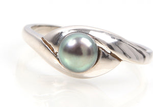 9ct White Gold Black Freshwater Pearl Ring